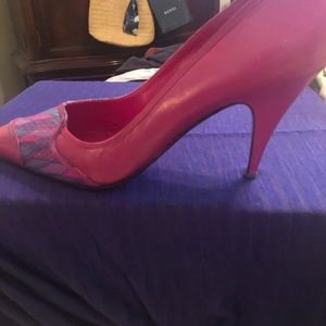 Hot pink faux snake skin pump.
